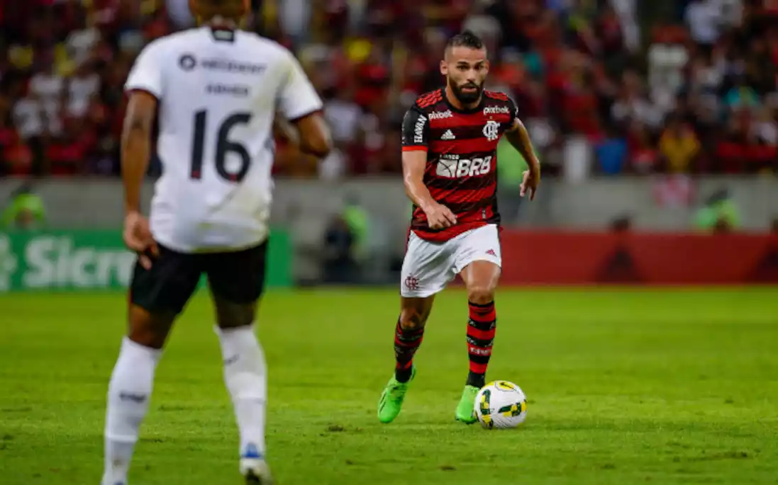 Thiago Maia recebe terceiro cartão amarelo e desfalca Flamengo no jogo de