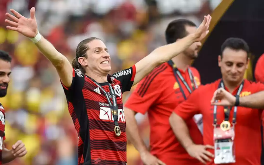 Filipe Luís aceita redução salarial e renova contrato o Flamengo