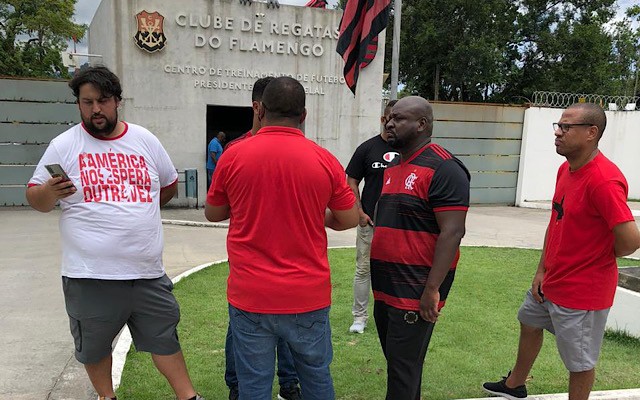 Torcedores do Flamengo vão ao CT para conversar jogadores mas são