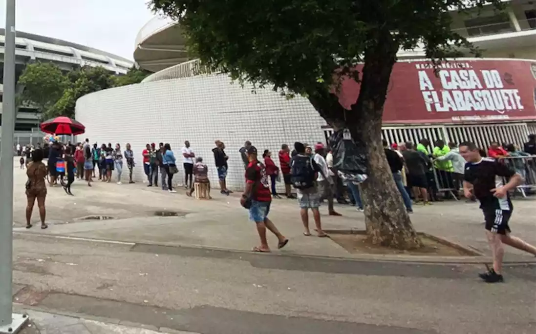 Torcedores Fazem Fila No Maracan Por Gratuidades Para Flamengo X V Lez