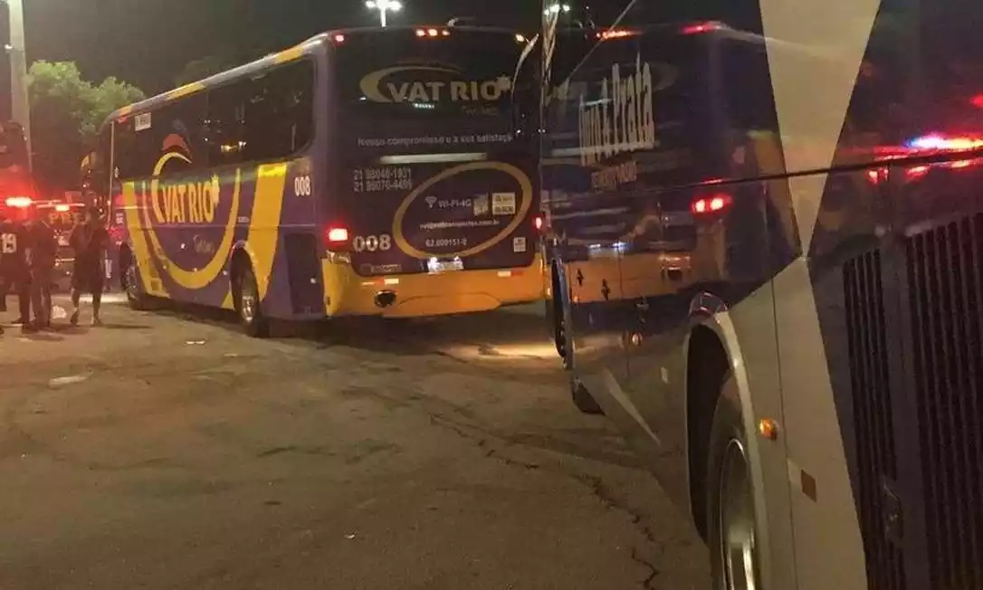 Caravana com 10 nibus de torcidas do Flamengo deixa o Rio escoltada e